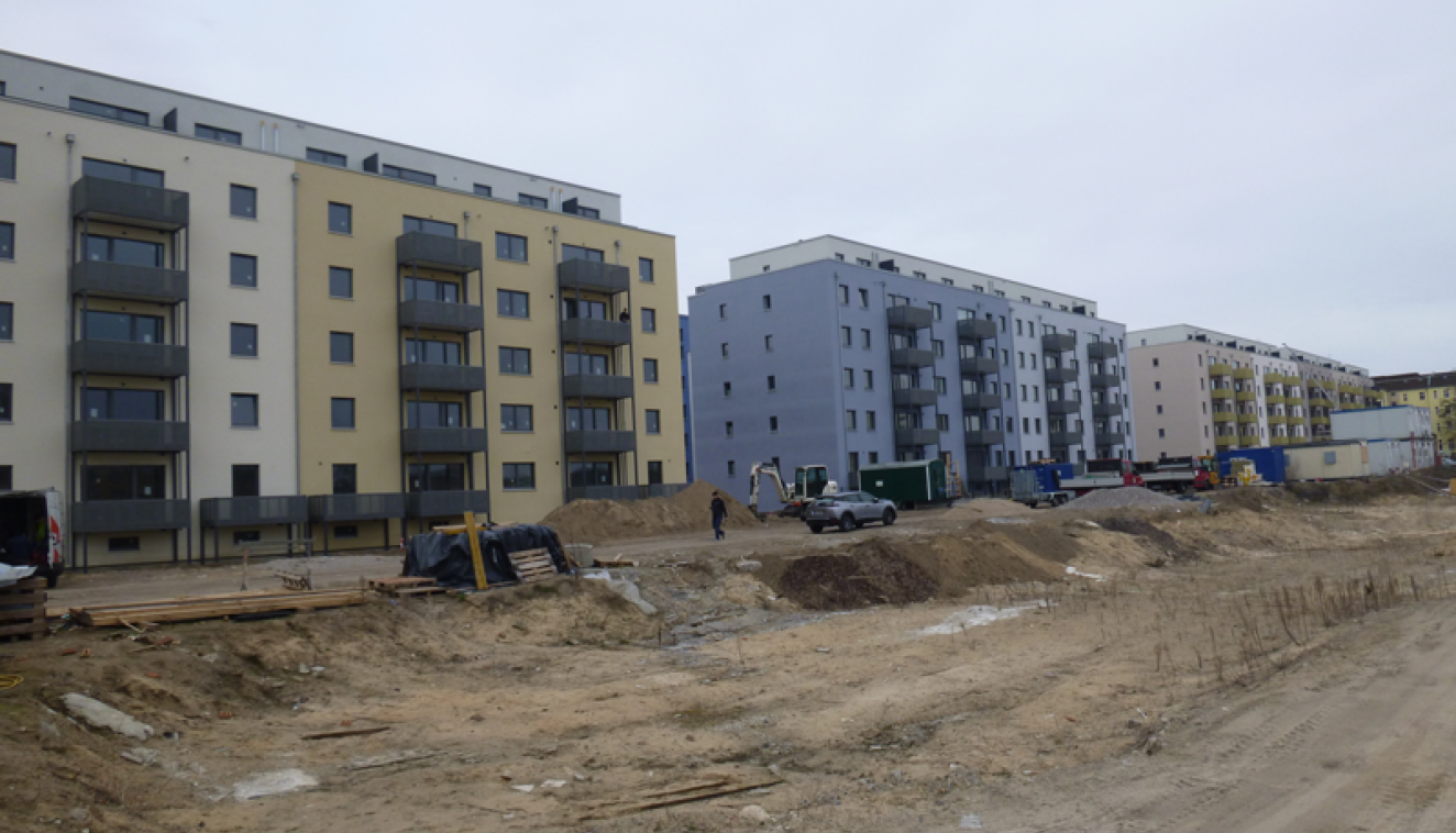 Blick auf die Blockrandbebauung, während Fertigstellung der Außenanlage - Fließstraße, Hasselwerderstraße