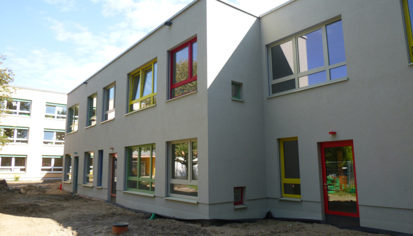 Blick auf den Neubau. Im Hintergrund das Bestandsgebäude in der Goeckestraße