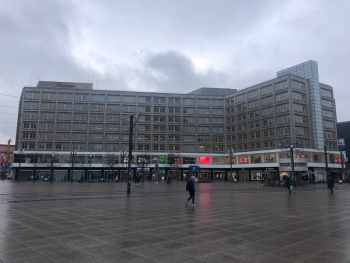 Grossraumbüros 3.-6. OG und Ausserbetriebnahme der Elektroakustischen Anlage 2. UG - 7. OG Blick auf das Bestandsgebäude am Alexanderplatz
