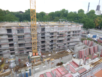 Neubau einer integrierten Sekundarschule, einer Dreifeldsporthalle sowie der Aussenanlagen Blick auf die Baustelle - Gebäude Wartinerstraße