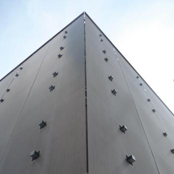 Fassade mit Befestigungskonsolen Fassade mit Befestigungskonsolen