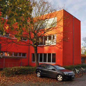 Hauptgebäude der Grundschule über 3 Etagen Hauptgebäude der Grundschule über 3 Etagen