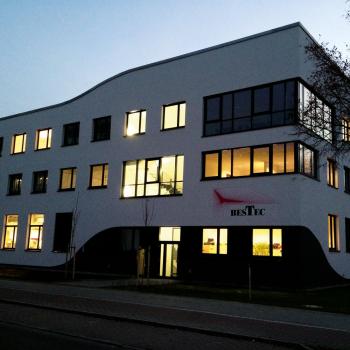 Außenansicht es fertiggestellten Neubaus der BesTec GmbH
