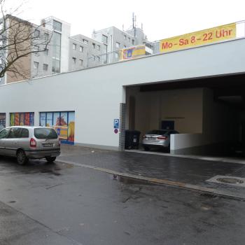 Ladenrückseite mit Garageneinfaht Ladenrückseite mit Garageneinfaht