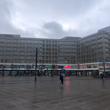 Grossraumbüros 3.-6. OG und Ausserbetriebnahme der Elektroakustischen Anlage 2. UG - 7. OG Blick auf das Bestandsgebäude am Alexanderplatz