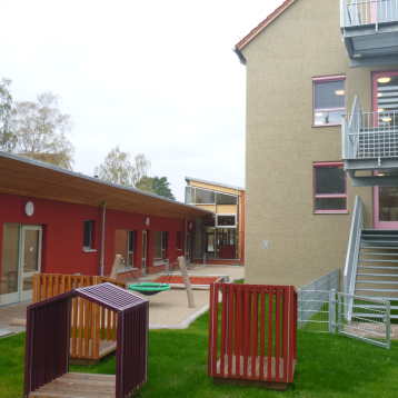 Blick auf den Neubau (Bauteil A), dem Foyer (Bauteil C) und dem Bestandsbau (Bauteil D) Blick auf den Neubau (Bauteil A), dem Foyer (Bauteil C) und dem Bestandsbau (Bauteil D)