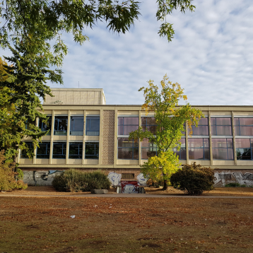 Blick auf die Schwimmhalle (Bauteil A) Blick auf die Schwimmhalle (Bauteil A)
