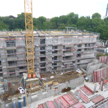 Neubau einer integrierten Sekundarschule, einer Dreifeldsporthalle sowie der Aussenanlagen Blick auf die Baustelle - Gebäude Wartinerstraße