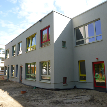 Erweiterung der Kita Tausendfüssler Blick auf den Neubau. Im Hintergrund das Bestandsgebäude in der Goeckestraße