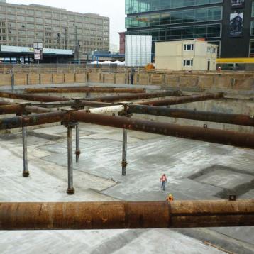Neubau Wohn- und Geschäftshaus ALEA 101 – Berlin Alexanderplatz Prüfung des Baugrubenverbaus SPECHT KALLEJA + PARTNER BERATENDE INGENIEURE BERLIN
